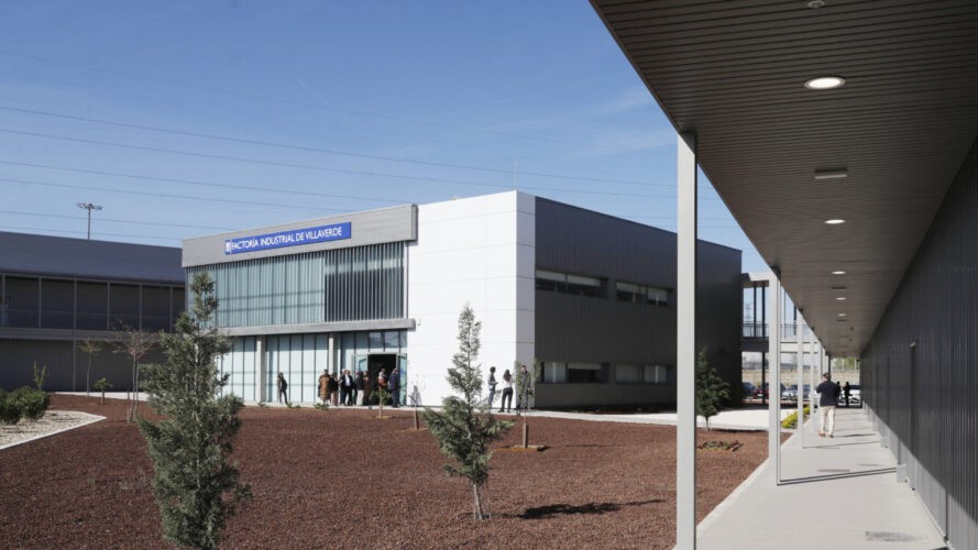 Pátio central com edifício ao fundo da fábrica de Villaverde-